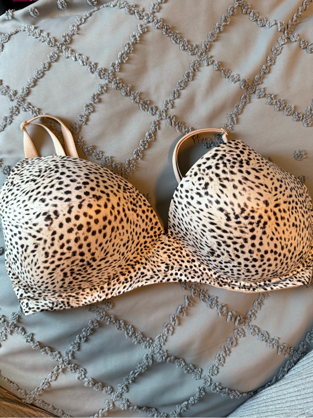 EUC Victoria’s Secret nursing bra size 38DDD no underwire body by Victoria
